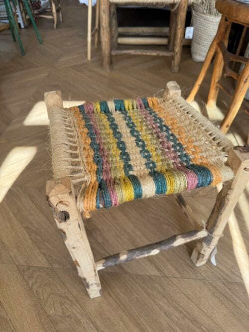 Tabouret artisanal Tunisie en bois et corde tressée multicolore fait main Djerba