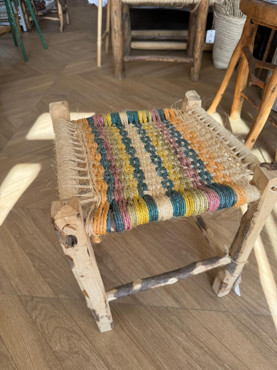 Tabouret artisanal Tunisie en bois et corde tressée multicolore fait main Djerba