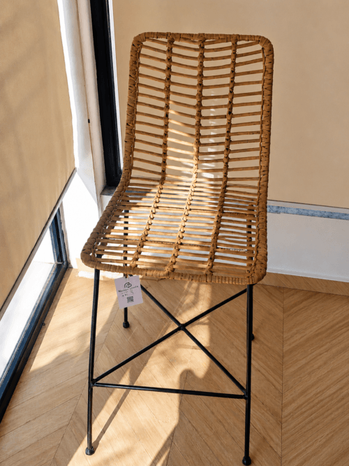 Chaise haute en rotin tressé, pieds en métal noir, artisanat Djerba Tunisie — Maison Louka